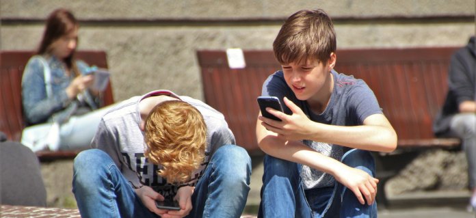 Usar um celular para acalmar uma criança impede que ela aprenda a se acalmar
