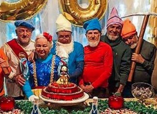 Vovó comemora aniversário de 96 anos como Branca de Neve e os filhos de 7 anões