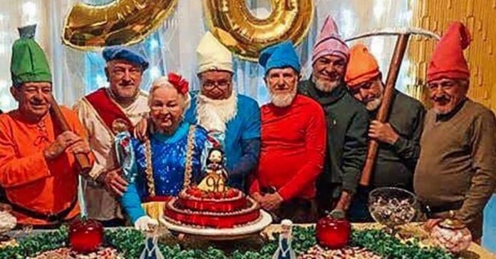 Vovó comemora aniversário de 96 anos como Branca de Neve e os filhos de 7 anões