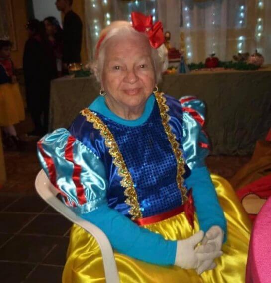 asomadetodosafetos.com - Vovó comemora aniversário de 96 anos como Branca de Neve e os filhos de 7 anões