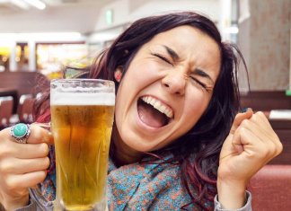 Adeus dor de cabeça: estudo diz que cerveja é melhor do que remédio