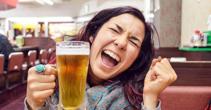Adeus dor de cabeça: estudo diz que cerveja é melhor do que remédio
