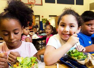 Benfeitor paga dívida de 400 crianças para que voltem a poder comer na escola