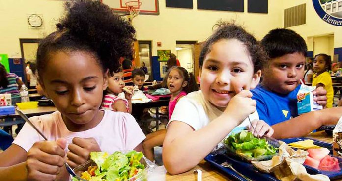 Benfeitor paga dívida de 400 crianças para que voltem a poder comer na escola