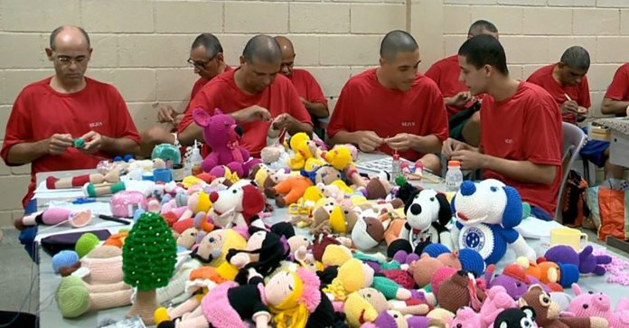 Detentos confeccionam bonecas para crianças com câncer no Espírito Santo