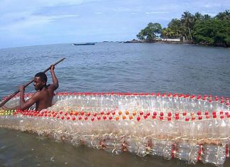 Estudantes produzem canoas com garrafas PET em Camarões