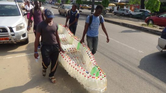 asomadetodosafetos.com - Estudantes produzem canoas com garrafas PET em Camarões
