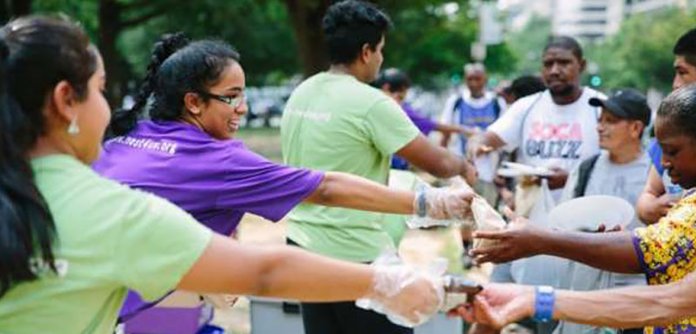 Jovem de apenas 17 anos já alimentou mais de 10 mil pessoas como voluntária