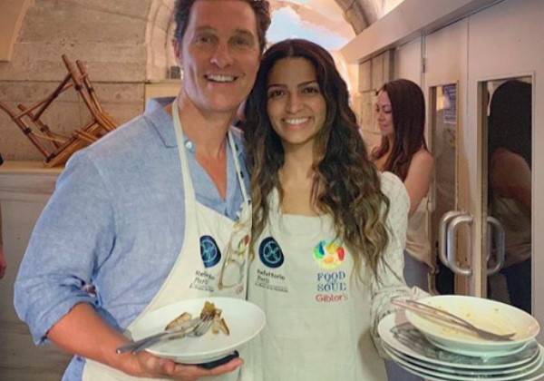 asomadetodosafetos.com - Matthew McConaughey cozinha e ajuda a servir 1600 refeições para vítimas de incêndio