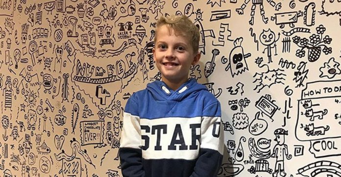 Restaurante contrata menino para decorar o espaço com os seus desenhos