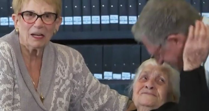 Veja o emocionante reencontro dessa idosa com os judeus que salvou há 70 anos atrás