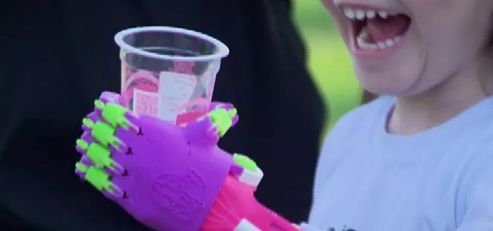 Voluntários criam e distribuem próteses gratuitas de mãos em 3D em Curitiba