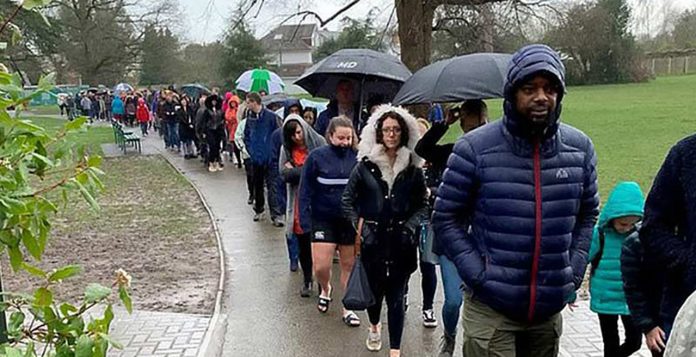 5 mil pessoas aguardam em fila na chuva para ajudar a salvar menino com câncer