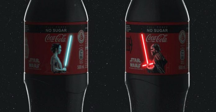 Coca-Cola lança edição limitada do novo Star Wars. Sabres de luz que brilham no rótulo