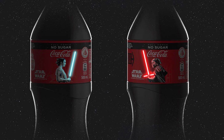 asomadetodosafetos.com - Coca-Cola lança edição limitada do novo Star Wars. Sabres de luz que brilham no rótulo