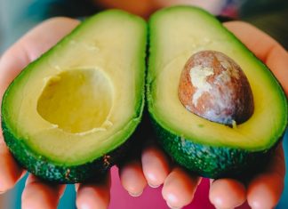 Consumir uma porção de abacate por dia ajuda no colesterol, na glicose e na depressão