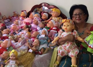 Costureira do ES conserta dezenas bonecas jogadas no lixo para doar no Natal