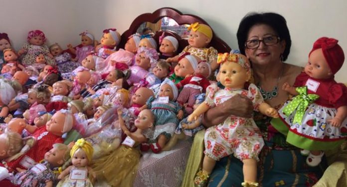 Costureira do ES conserta dezenas bonecas jogadas no lixo para doar no Natal
