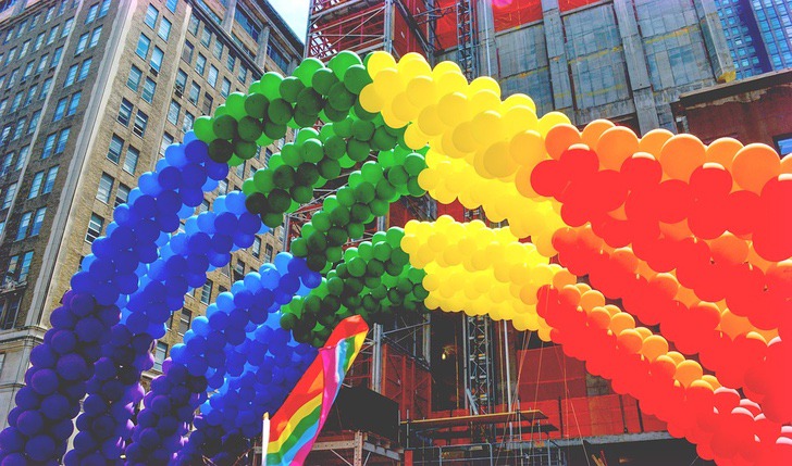 asomadetodosafetos.com - Ela usou 10.000 luzes de Natal e montou um arco-íris LGBT para seu vizinho homofóbico