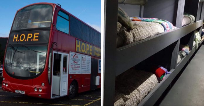 Eles transformaram esse ônibus de dois andares em um abrigo móvel para sem-teto