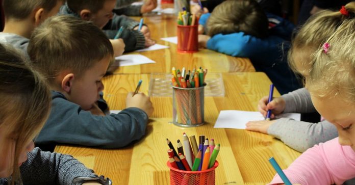 Escola na Irlanda pede aos alunos que pratiquem atos de bondade em vez de lição de casa