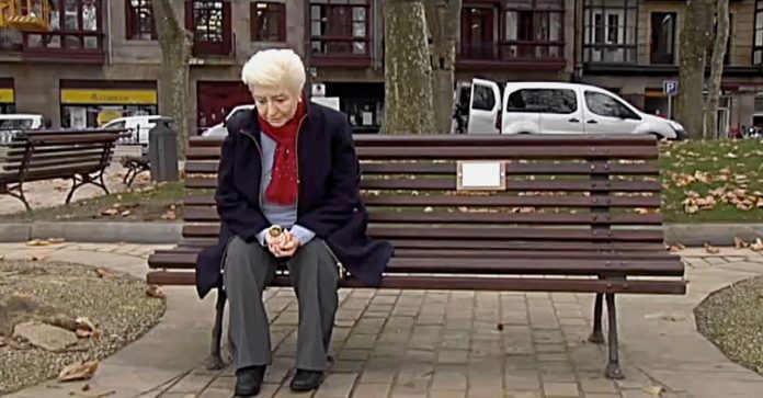 Escultura faz denúncia sobre a solidão sofrida pelos mais velhos. Muitos terminam abandonados