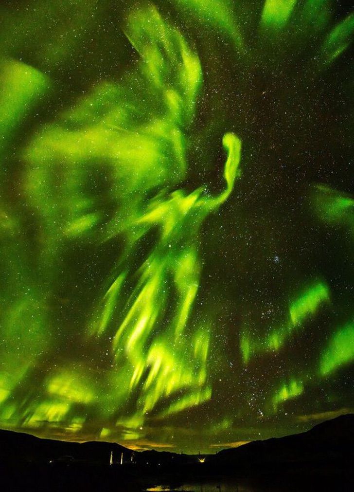 asomadetodosafetos.com - Fotógrafo impressiona o mundo ao registrar uma Fênix na Aurora Boreal