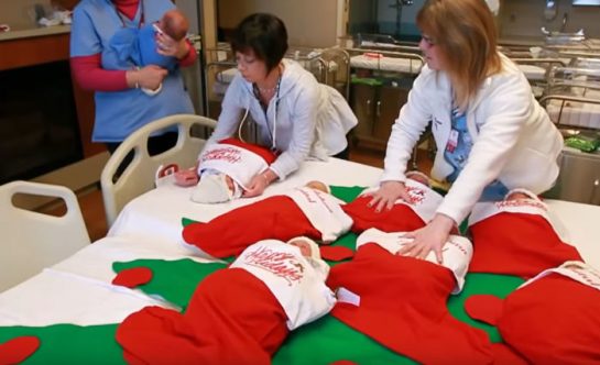 asomadetodosafetos.com - Hospital libera recém-nascidos para casa em meias de Natal