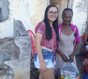 asomadetodosafetos.com - Jovem desiste de festa de 15 anos para doar cestas básicas para famílias necessitadas