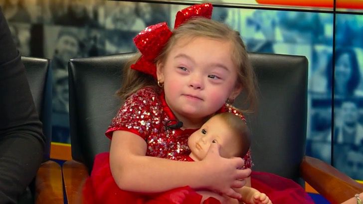 asomadetodosafetos.com - Menina com síndrome de Down vira modelo em campanha de brinquedos