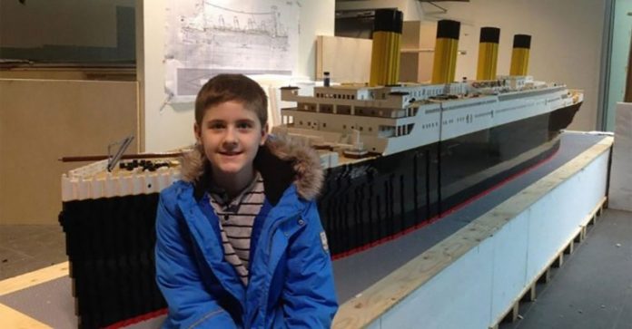 Menino com autismo constrói a maior réplica do mundo do Titanic usando LEGO