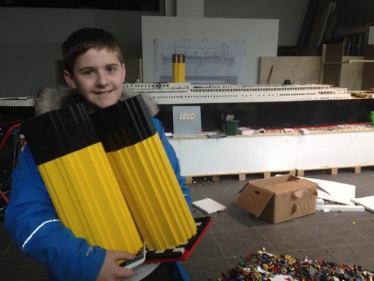 asomadetodosafetos.com - Menino com autismo constrói a maior réplica do mundo do Titanic usando LEGO