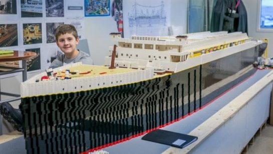 asomadetodosafetos.com - Menino com autismo constrói a maior réplica do mundo do Titanic usando LEGO