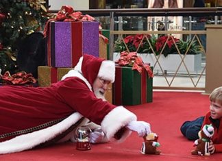 Papai Noel emociona ao deitar no chão para brincar com crianças autistas