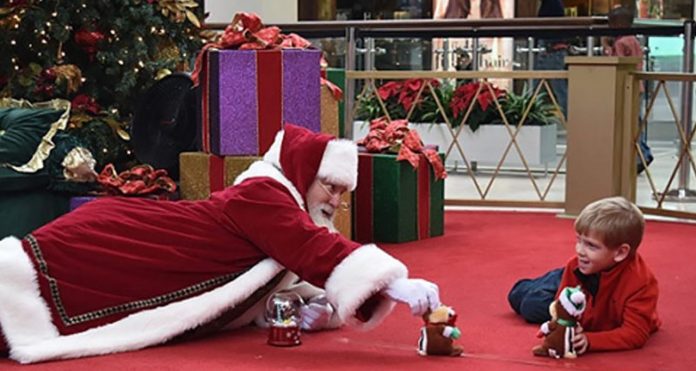 Papai Noel emociona ao deitar no chão para brincar com crianças autistas