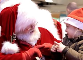 Papai Noel emociona shopping ao falar com menina surda na linguagem de sinais