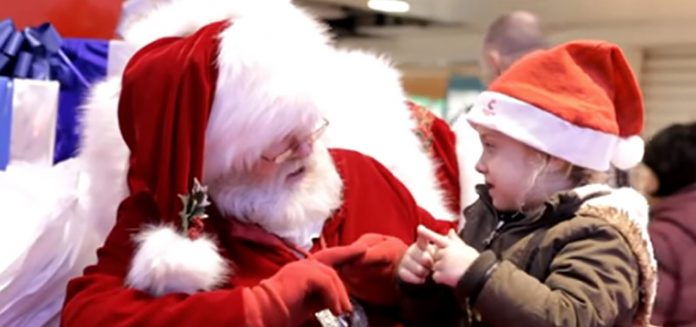 Papai Noel emociona shopping ao falar com menina surda na linguagem de sinais