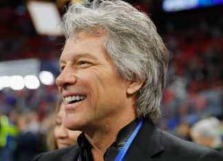 Que HOMEM: Jon Bon Jovi doa 2 milhões para construção casas para sem-tetos nos EUA