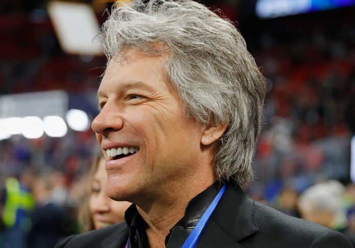 Que HOMEM: Jon Bon Jovi doa 2 milhões para construção casas para sem-tetos nos EUA