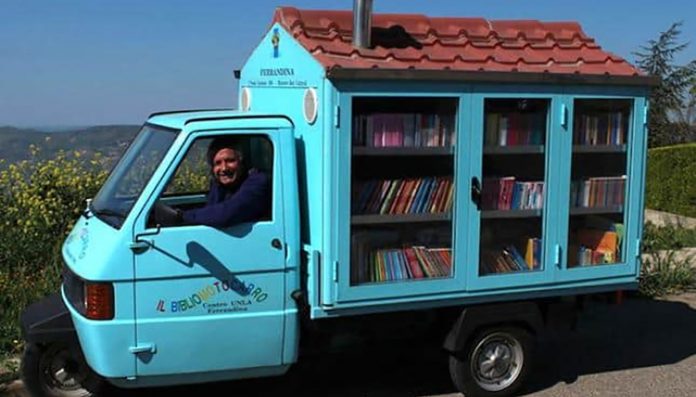 Aposentado amante de livros cria biblioteca móvel, levando acesso à leitura para crianças