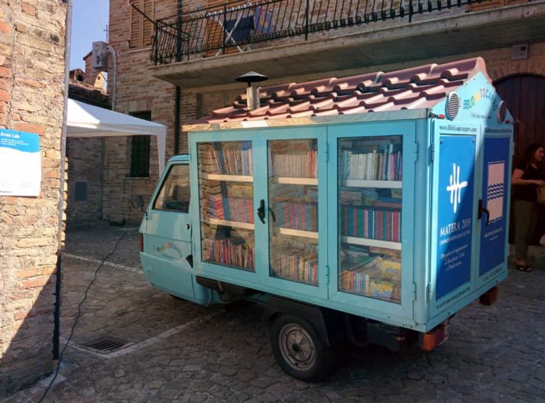 asomadetodosafetos.com - Aposentado amante de livros cria biblioteca móvel, levando acesso à leitura para crianças