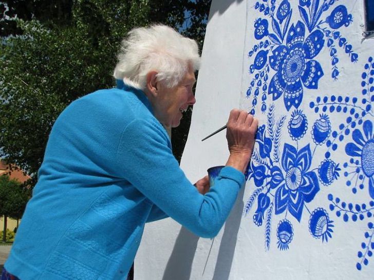 asomadetodosafetos.com - Avó de 90 anos transforma sua pequena vila em uma obra de arte. Ela adora pintar