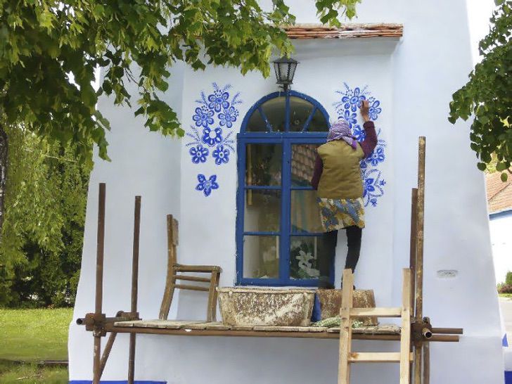 asomadetodosafetos.com - Avó de 90 anos transforma sua pequena vila em uma obra de arte. Ela adora pintar