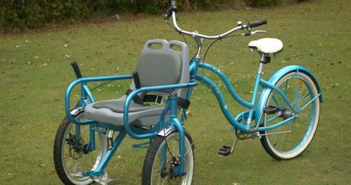 Bicicleta criada que permite passear com cadeirantes vira sucesso na internet