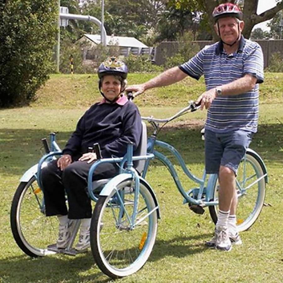asomadetodosafetos.com - Bicicleta criada que permite passear com cadeirantes vira sucesso na internet