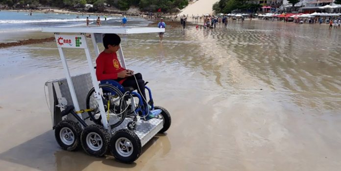 Brasileiros criam veículo que permitem cadeirantes irem à praia