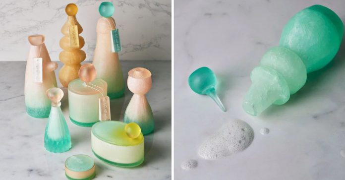 Designer cria recipientes de shampoo feitos com sabão. Eles não poluem e são recicláveis