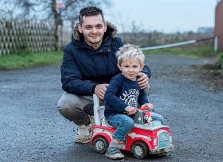 Ele tem 3 anos e procurou ajuda em seu carro de brinquedo para salvar seu pai em convulsão