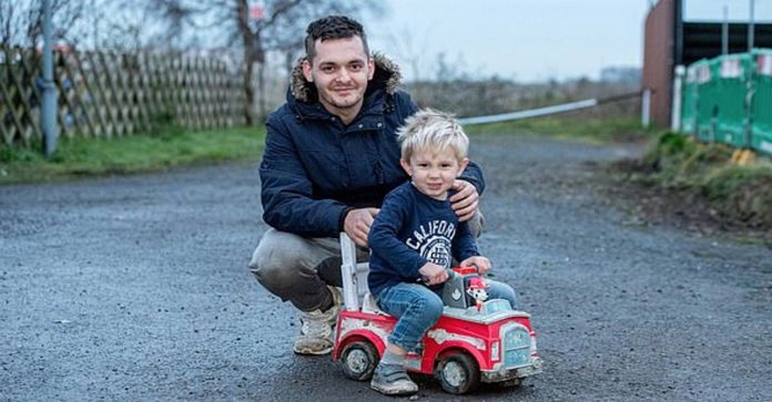 Ele tem 3 anos e procurou ajuda em seu carro de brinquedo para salvar seu pai em convulsão