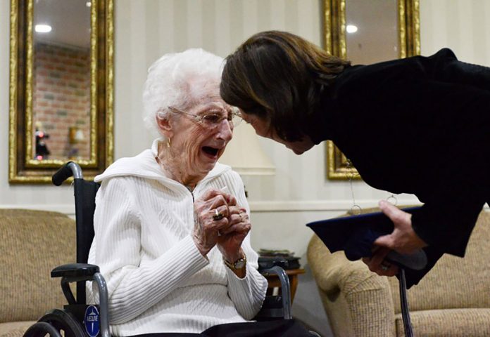 Emocionante: idosa de 97 anos chora ao ganhar o seu diploma de ensino médio